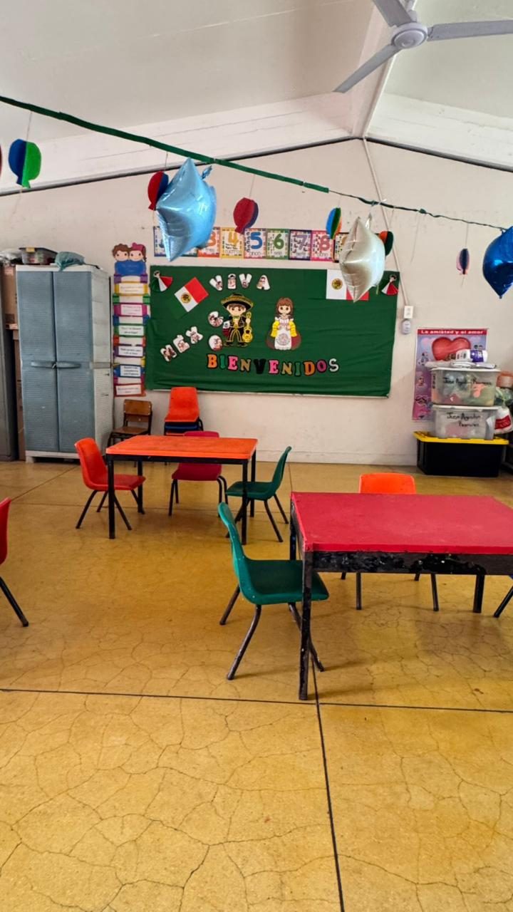 Aula con mural de bienvenida y motivos patrios